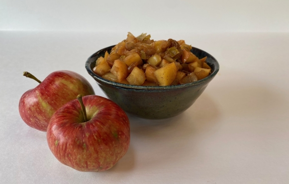 Bowl of spicy apple chutney and apples