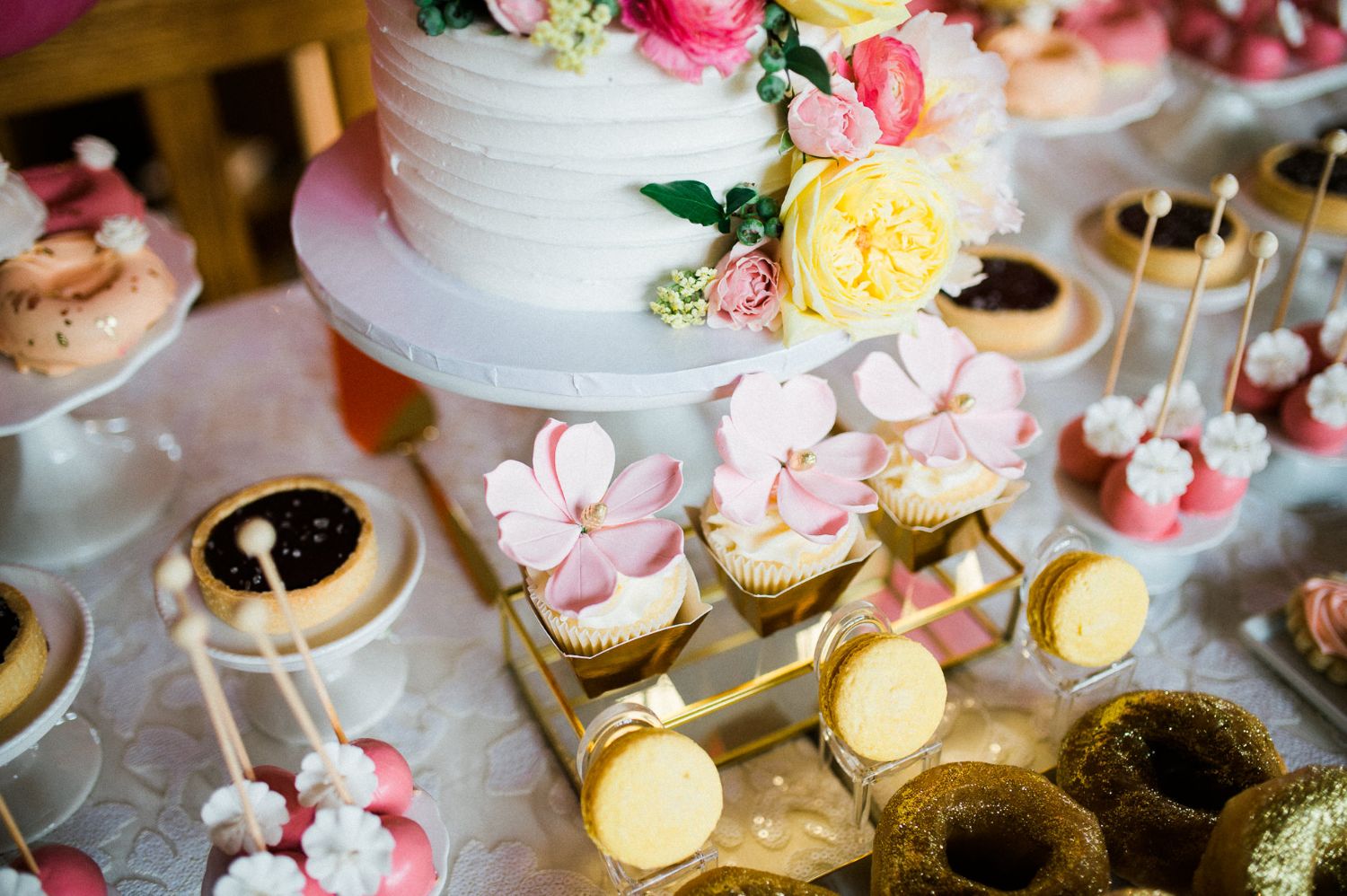 Dessert table photo by toomuchawesomeness